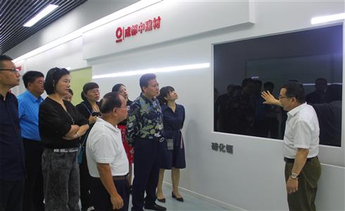 澳門第一國際投資發(fā)展有限公司董事長胡家儀一行到成都中建材調(diào)研